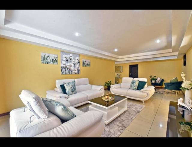6 BEDROOM HOUSE FOR SALE IN SONNEVELD